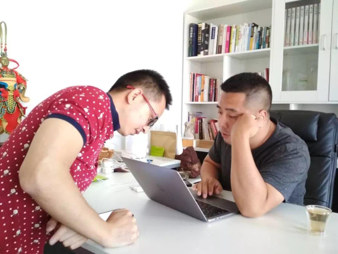 李柔：他是手握百萬精準流量實戰(zhàn)派技術大牛，為何還在苦苦的拿有限的工資養(yǎng)家，看他如何借力秦王會轉型落地社輕松變現！